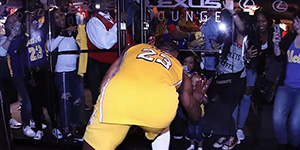 暖心一幕，詹姆斯赛后隔着玻璃门与小球迷击掌致意 引发周围球迷阵阵欢呼