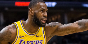 布朗尼被观众投掷杂物 詹姆斯：仇恨没有年龄界限