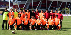 山东老甲A明星队向湖北献爱心 38名球员先后献爱心