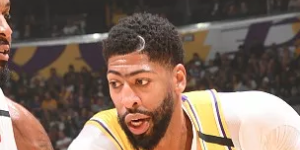 稳定凯瑞！戴维斯全场砍21分14篮板3助攻6封盖