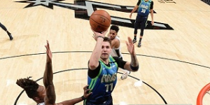 2月27日独行侠vs马刺比赛战报 6分差距独行侠险胜