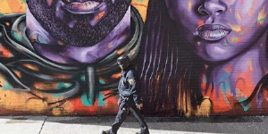 艺术家在洛杉矶街头创作科比和吉安娜的涂鸦 以此怀念他们