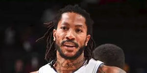 又一伤病！德里克-罗斯疑似扭伤膝盖 现已休息