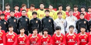 队长都已经退役了 而最老的他还在踢