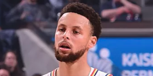 库里次节命中两记三分球 上演经典动作