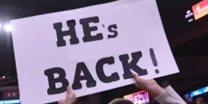 勇士球迷们高举标语庆祝库里复出：HES BACK!