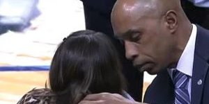 意外！黄蜂中锋飞身救球 不慎砸到场边女观众