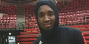 米切尔前段时间才和球迷们互动 一同合影留念