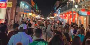 科尔震惊 美民聚众聚会逛街狂欢