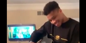 字母哥无聊在家练吉他 被嘲辣耳朵