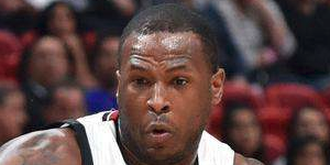 韦特斯晒在家训练画面 运动了一身汗