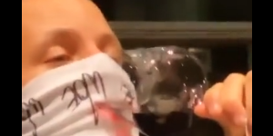 库里不摘口罩喝红酒 令家人爆笑不已