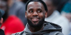 詹姆斯因疫情隔离在家 和妻子秀恩爱