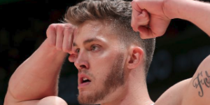 迈耶斯-伦纳德因疫情宅家 直播打使命召唤