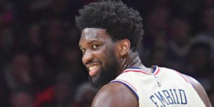 恩比德为唐斯母亲送上祝福 而之前两人曾爆发冲突