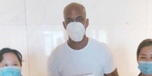 马布里隔离期结束 和工作人员合照留念