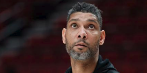 马刺助教帮助学生回老家 和家人们团聚