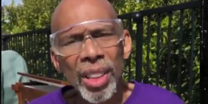 贾巴尔捐赠900副防护镜给医院 帮助抗击疫情