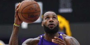 朋友为詹姆斯提供私人球馆 只有本人和儿子用