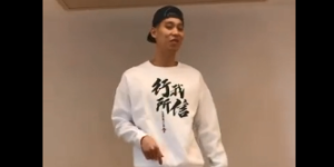 林书豪自称足球高手 一脚踢到桌子痛苦大叫