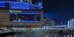 ]凯尔特人致敬医护工作者 主场点亮蓝色灯光