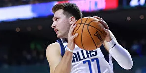 东契奇为唐斯以及家里人发推 双手合十祈祷