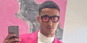 库兹马晒居家自拍 粉色西装经典站姿