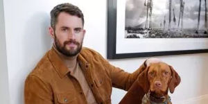 乐福晒在家和狗狗情侣照 在家也要精心打扮