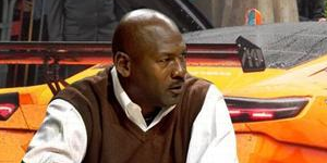 乔丹花式炫富 每周不同颜色法拉利