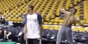 詹姆斯单手全场投篮 并称不要跟我赌钱