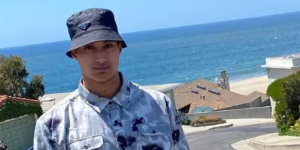 库兹马晒出最新自拍照 爱犬身上纹