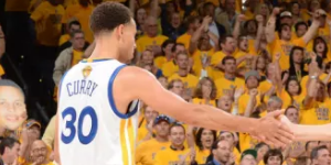 库里和汤普森都非常的自由 并且有安全默契十足