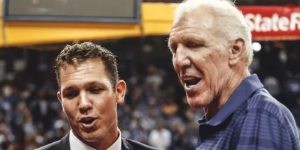 卢克看到自己的老爸被乔丹打爆 笑的非常开心