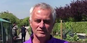 穆帅化身志愿者 为老人们提供食物