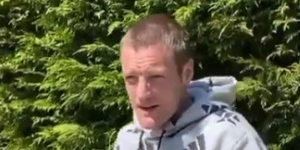 瓦尔迪在家种菜 土豪身份被脱鞋暴露