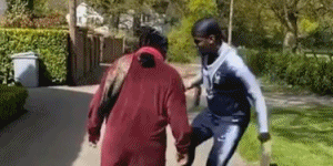 博格巴踢球被老妈拦截 表示多陪陪父母