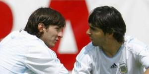 阿亚拉提到梅西出道的时候 梅西变得成熟了很多