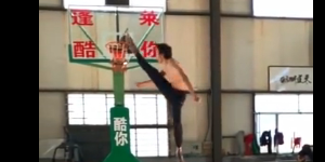 张国伟用独特方式纪念乔丹 被跳高耽误的篮球天才