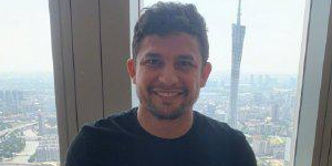 艾克森用中文点赞 机器人口音上线