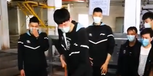 周琦参观酒厂并实践劳动 恐成第一高酿酒工人