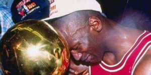 詹皇终于评论乔丹纪录片 看到乔丹夺冠忍不住哭了