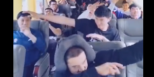 这支球队玩嗨了！周琦坐木马体验童年