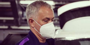 穆帅为贫困家庭挑选食物 并为他们运送食物