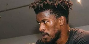 巴特勒送了21个篮架 给球员以及教练