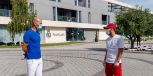 齐祖与阿扎尔见面保持安全距离 两人都戴着口罩