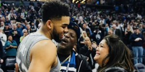 唐斯悼念母亲 因新型冠状病毒不幸去世