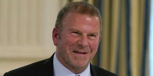 火箭老板吐槽哈登 很强但薪水也很高