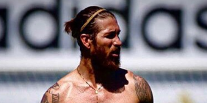 拉莫斯晒腹肌 并为球员们送矿泉水