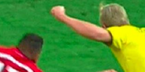 如果有球迷在场 博阿滕挡球将可能会判罚球