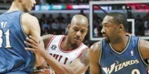 阿里纳斯评价易建联势力强 但没有被公平对待